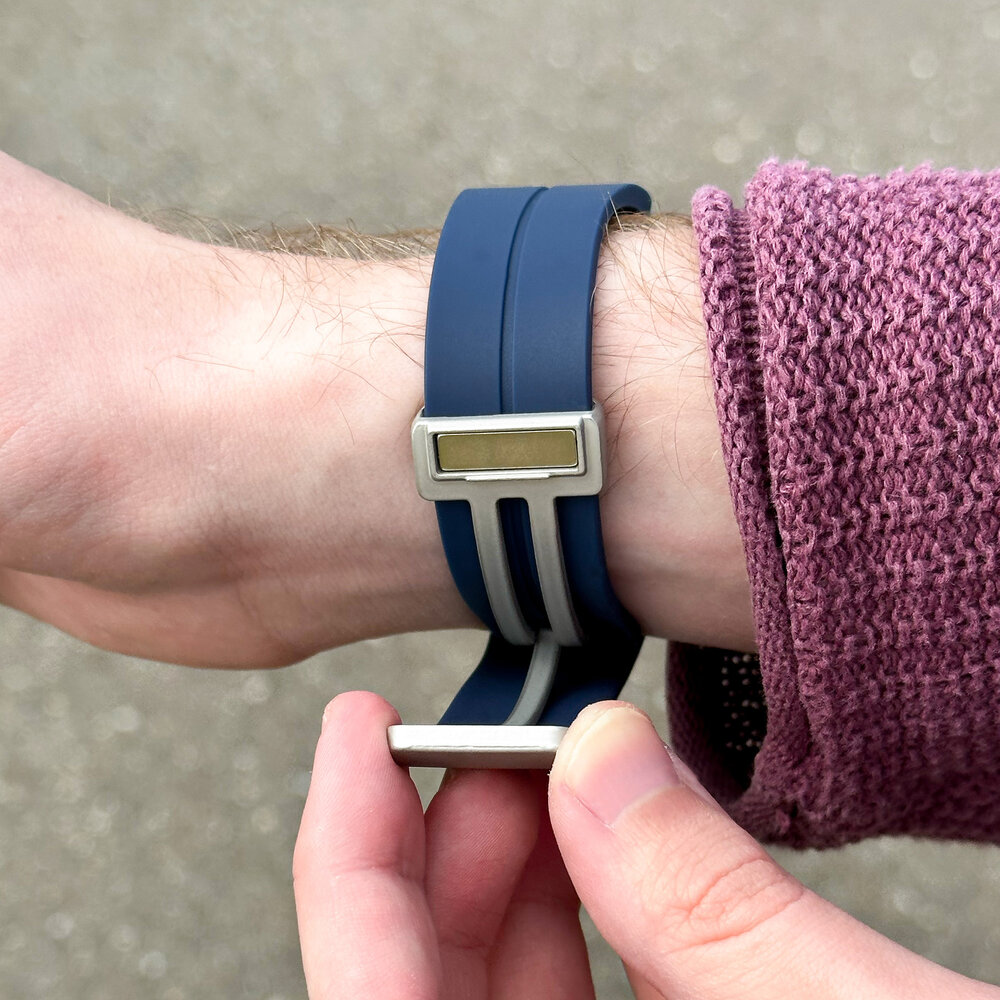 Strap-it Strap-it Bracelet à fermoir magnétique Samsung Galaxy Watch 4 44mm (bleu foncé)