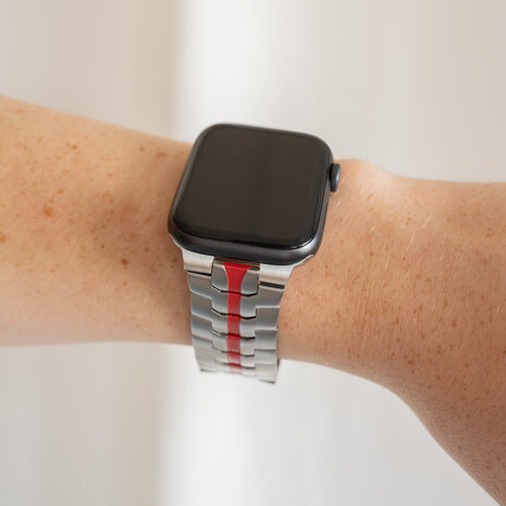 Strap-it Strap-it Bracelet acier Iron Apple Watch (argent/rouge) Strap-it Strap-it Bracelet acier Iron Apple Watch (argent/rouge)