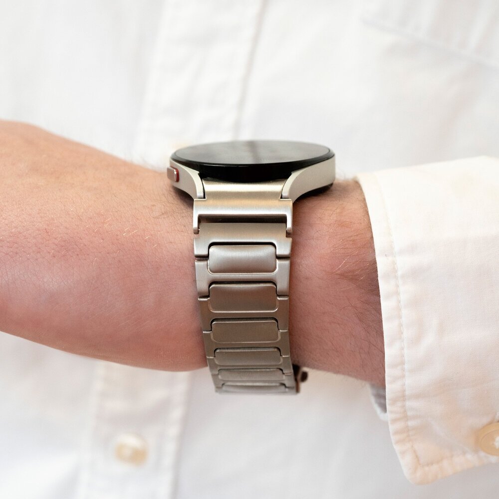 Strap-it Strap-it Bracelet titane de luxe 'One push' Samsung Galaxy Watch 6 Classic 47mm (argent) Strap-it Strap-it Bracelet titane de luxe 'One push' Samsung Galaxy Watch 6 Classic 47mm (argent)