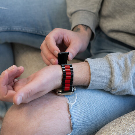Strap-it Strap-it Bracelet acier Apple Watch (noir/rouge) Strap-it Strap-it Bracelet acier Apple Watch (noir/rouge)