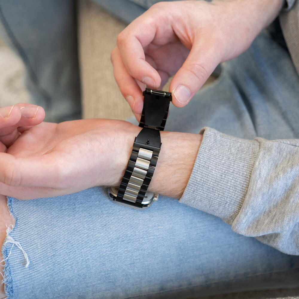 Strap-it Strap-it Bracelet acier Apple Watch (noir/argent) Strap-it Strap-it Bracelet acier Apple Watch (noir/argent)