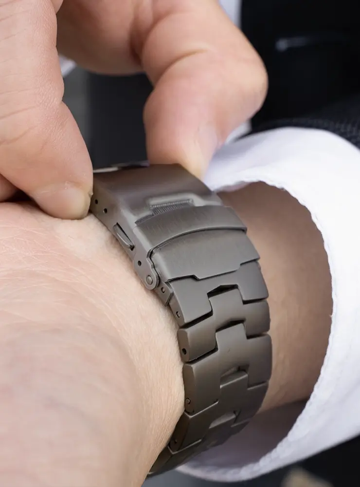 Strap-it Strap-it Bracelet titane grain Apple Watch (gris foncé)