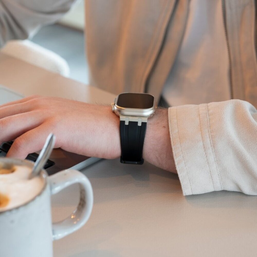 Strap-it Strap-it Bracelet silicone de luxe liquide Apple Watch (noir avec argent)