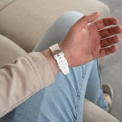 Strap-it Strap-it Bracelet silicone de luxe liquide Apple Watch (blanc avec argent)
