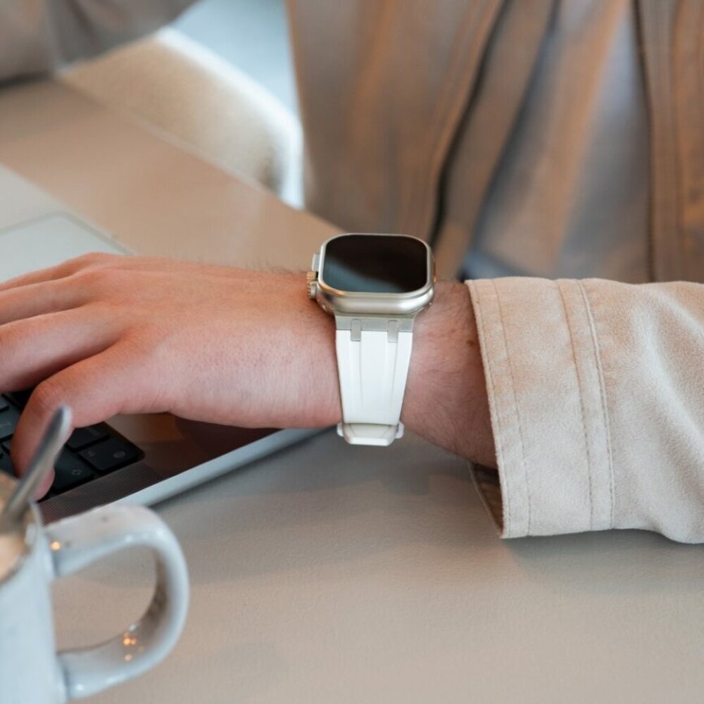 Strap-it Strap-it Bracelet silicone de luxe liquide Apple Watch (blanc avec argent)