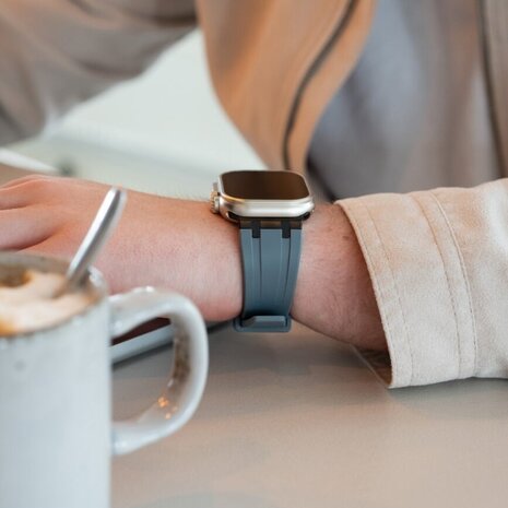 Strap-it Strap-it Bracelet silicone de luxe liquide Apple Watch (gris foncé avec noir)