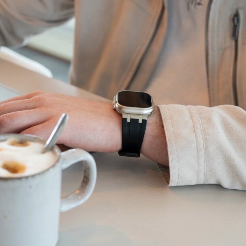 Strap-it Strap-it Bracelet silicone de luxe liquide Apple Watch (noir avec titane)