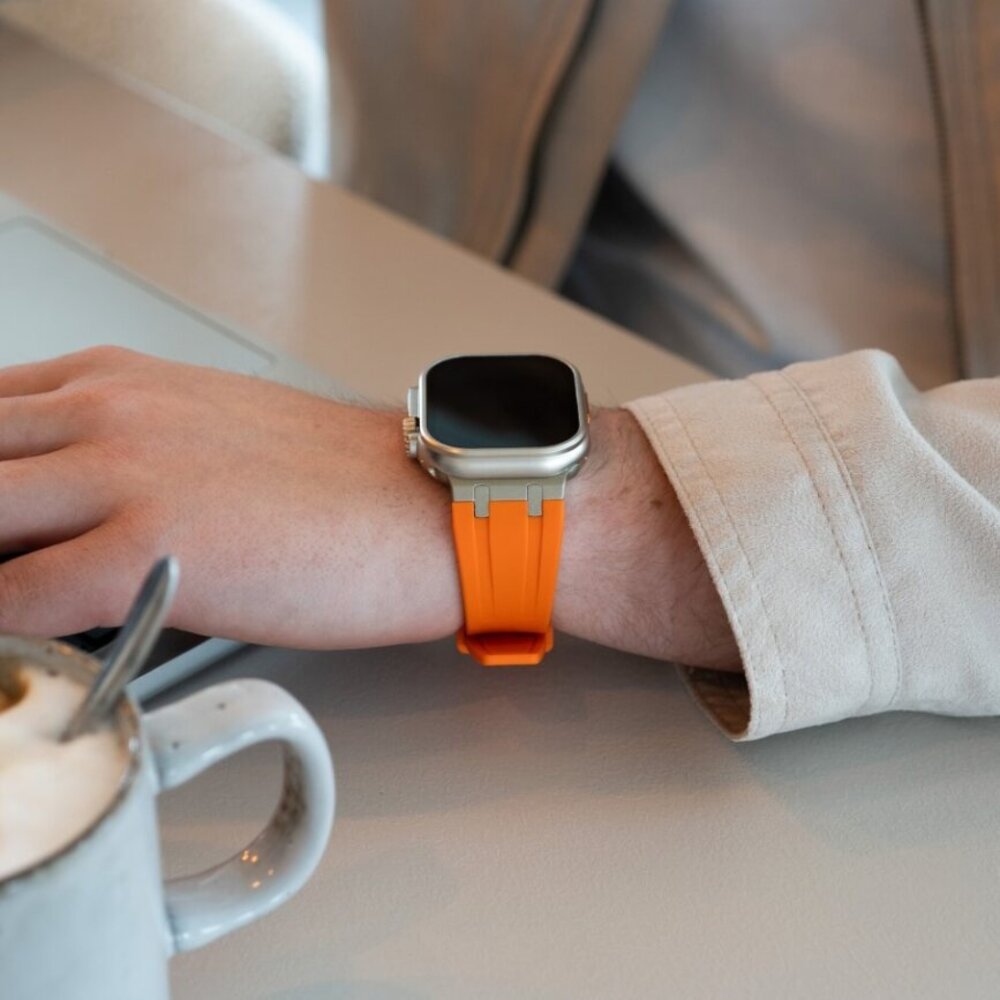 Strap-it Strap-it Bracelet silicone de luxe liquide Apple Watch (orange avec titane)