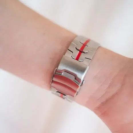 Strap-it Strap-it Bracelet acier solidité Samsung Galaxy Watch 4 44mm (argent/rouge) Strap-it Strap-it Bracelet acier solidité Samsung Galaxy Watch 4 44mm (argent/rouge)