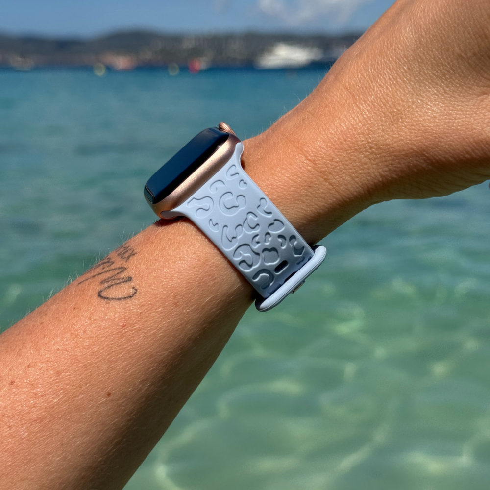 xoxo Wildhearts xoxo Wildhearts Bracelet silicone Apple Watch imprimé léopard (bleu clair)