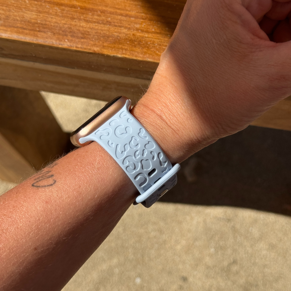 xoxo Wildhearts xoxo Wildhearts Bracelet silicone Apple Watch imprimé léopard (bleu clair)