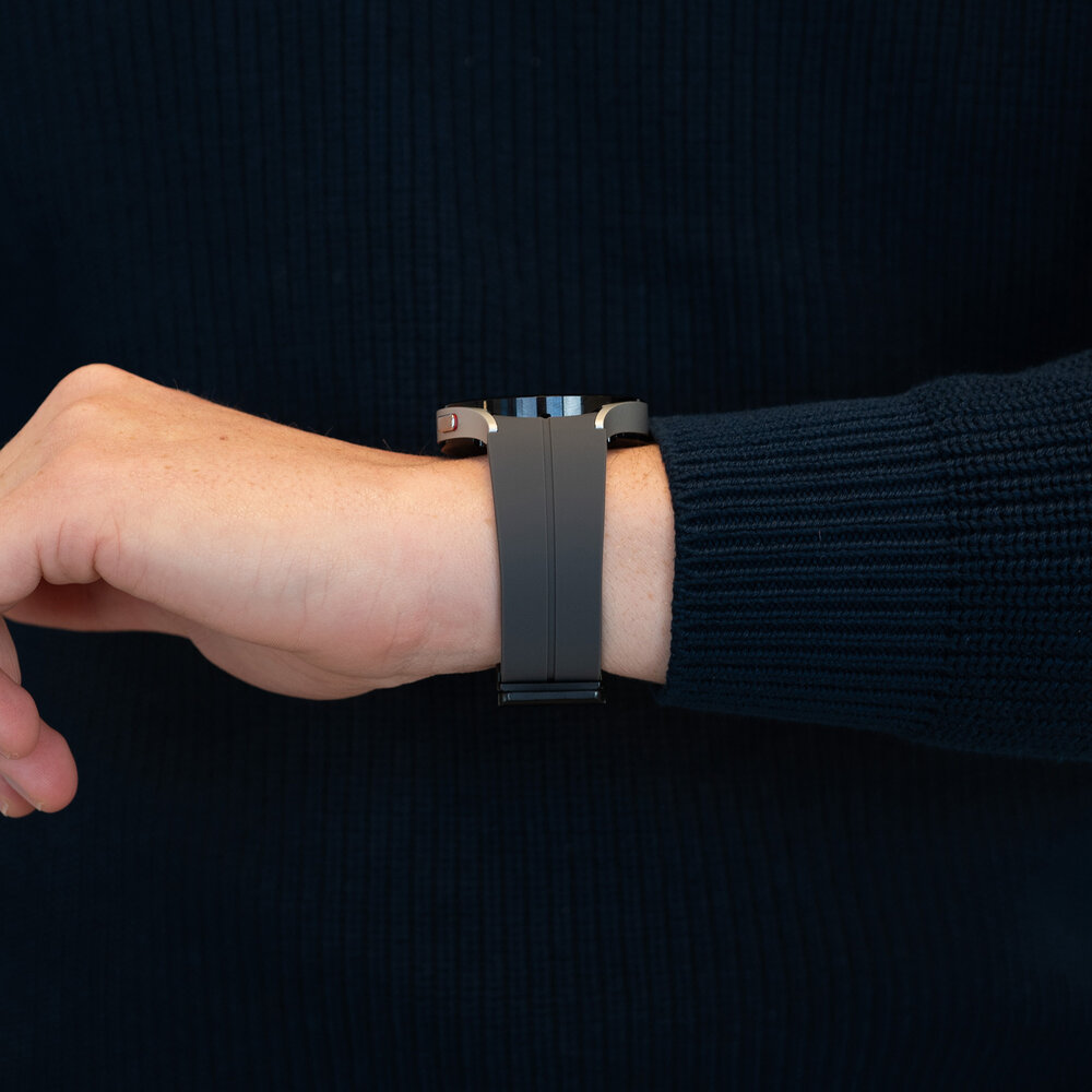 Bandz Bandz Bracelet silicone avec D-buckle Samsung Galaxy Watch FE (gris foncé)