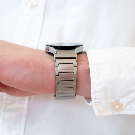 Strap-it Strap-it Bracelet titane deluxe 'One push' Samsung Galaxy Watch FE (titanium) Strap-it Strap-it Bracelet titane deluxe 'One push' Samsung Galaxy Watch FE (titanium)