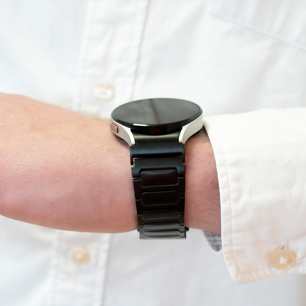 Strap-it Strap-it Bracelet titane de luxe 'One Push' Samsung Galaxy Watch 7 - 44mm (noir) Strap-it Strap-it Bracelet titane de luxe 'One Push' Samsung Galaxy Watch 7 - 44mm (noir)