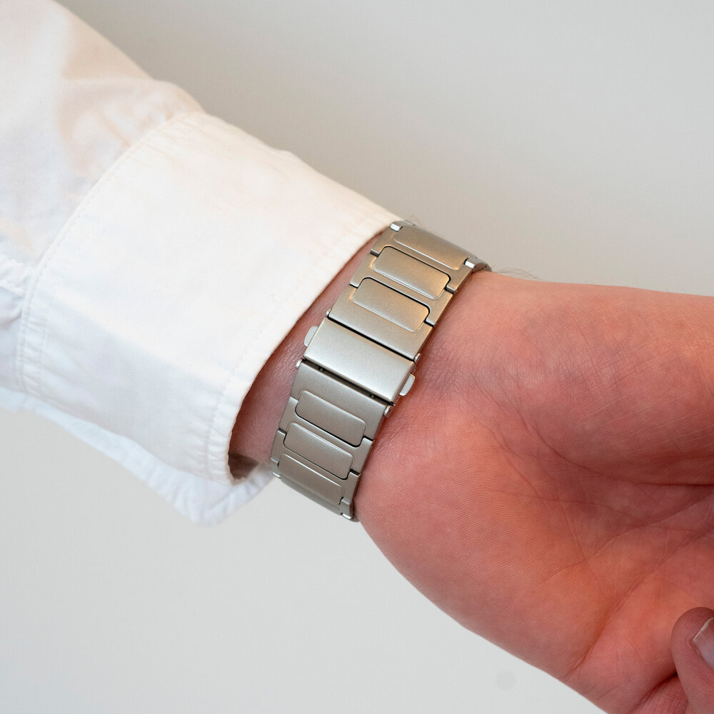 Strap-it Strap-it Bracelet titane de luxe 'One Push' Samsung Galaxy Watch 7 - 44mm (titanium)