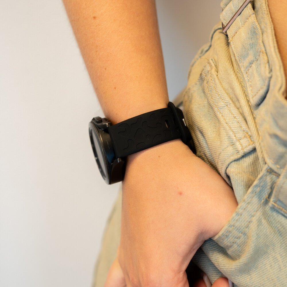 xoxo Wildhearts xoxo Wildhearts Bracelet silicone Samsung Galaxy Watch 4 Classic 42mm imprimé léopard (noir)