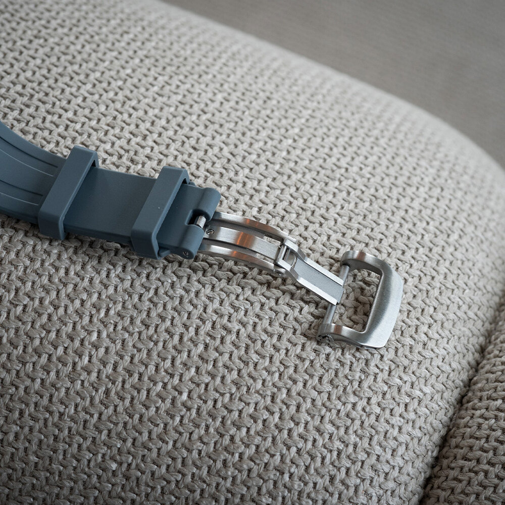 Bandz Bandz Bracelet silicone 'Luxe Liquid' Apple Watch (gris avec argent)