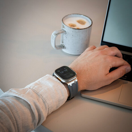 Bandz Bandz Bracelet silicone 'Luxe Liquid' Apple Watch (gris avec argent)