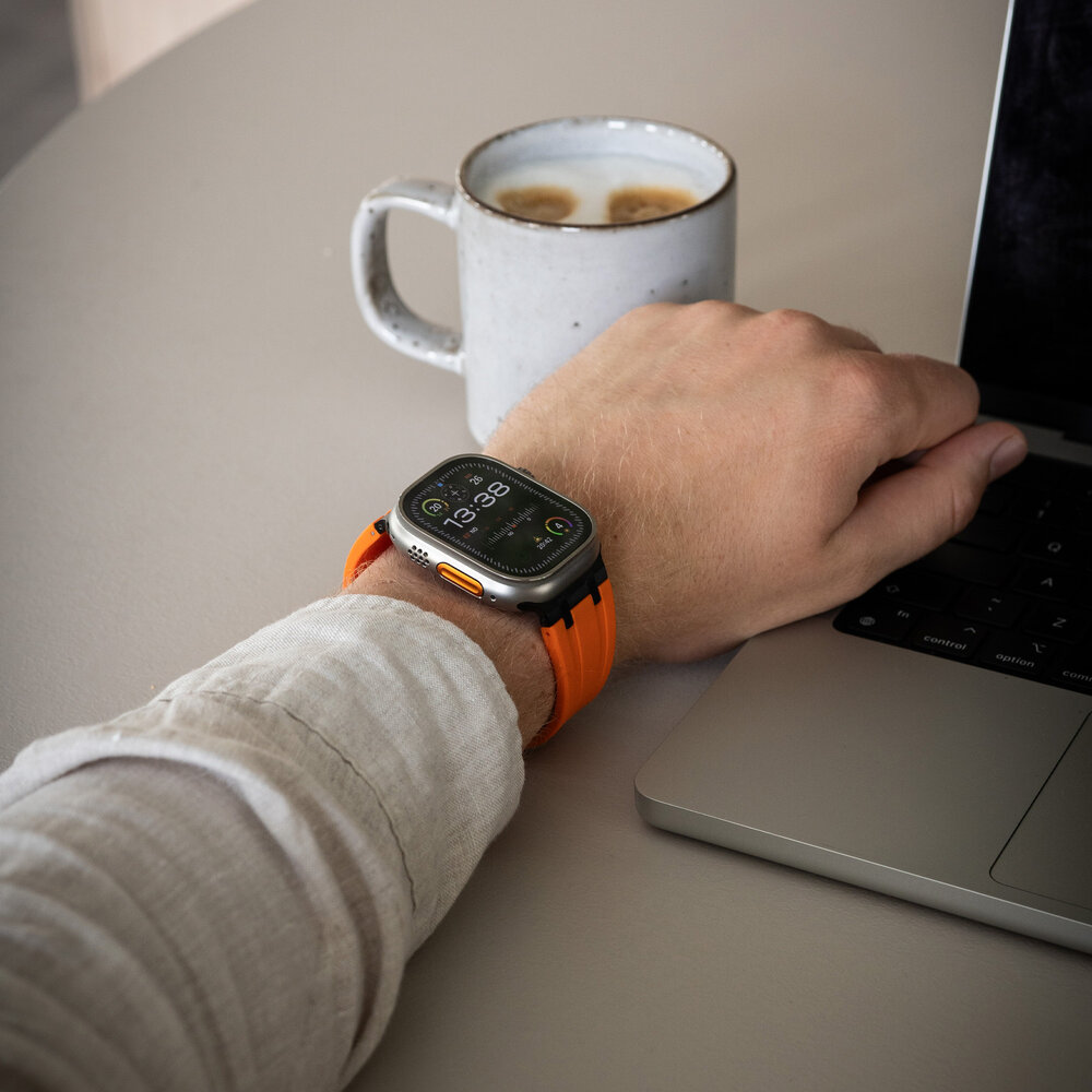 Bandz Bandz Bracelet silicone 'Luxe Liquid' Apple Watch (orange avec noir)