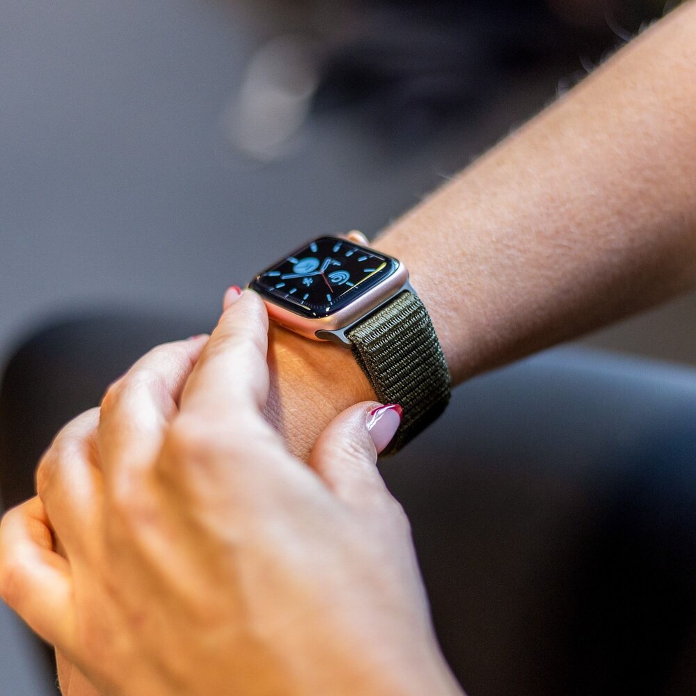 Strap-it Strap-it Bracelet nylon Apple Watch 8 (vert foncé)