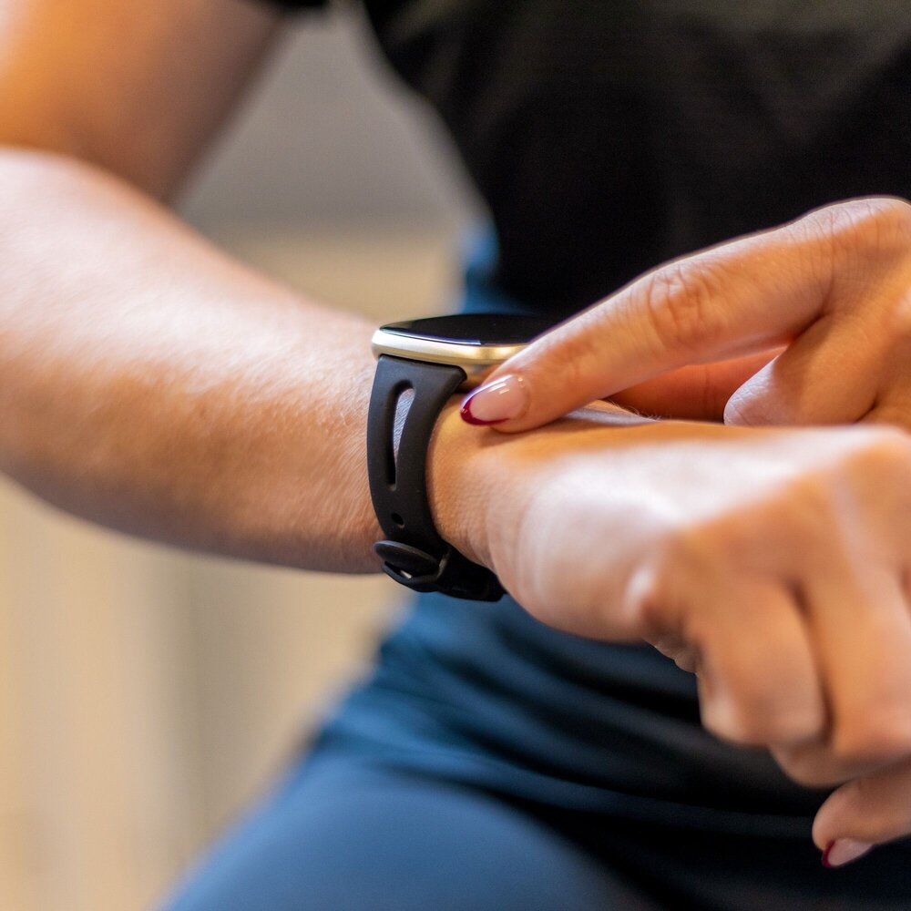 Strap-it Strap-it Bracelet silicone deluxe Fitbit Sense 2 (noir)