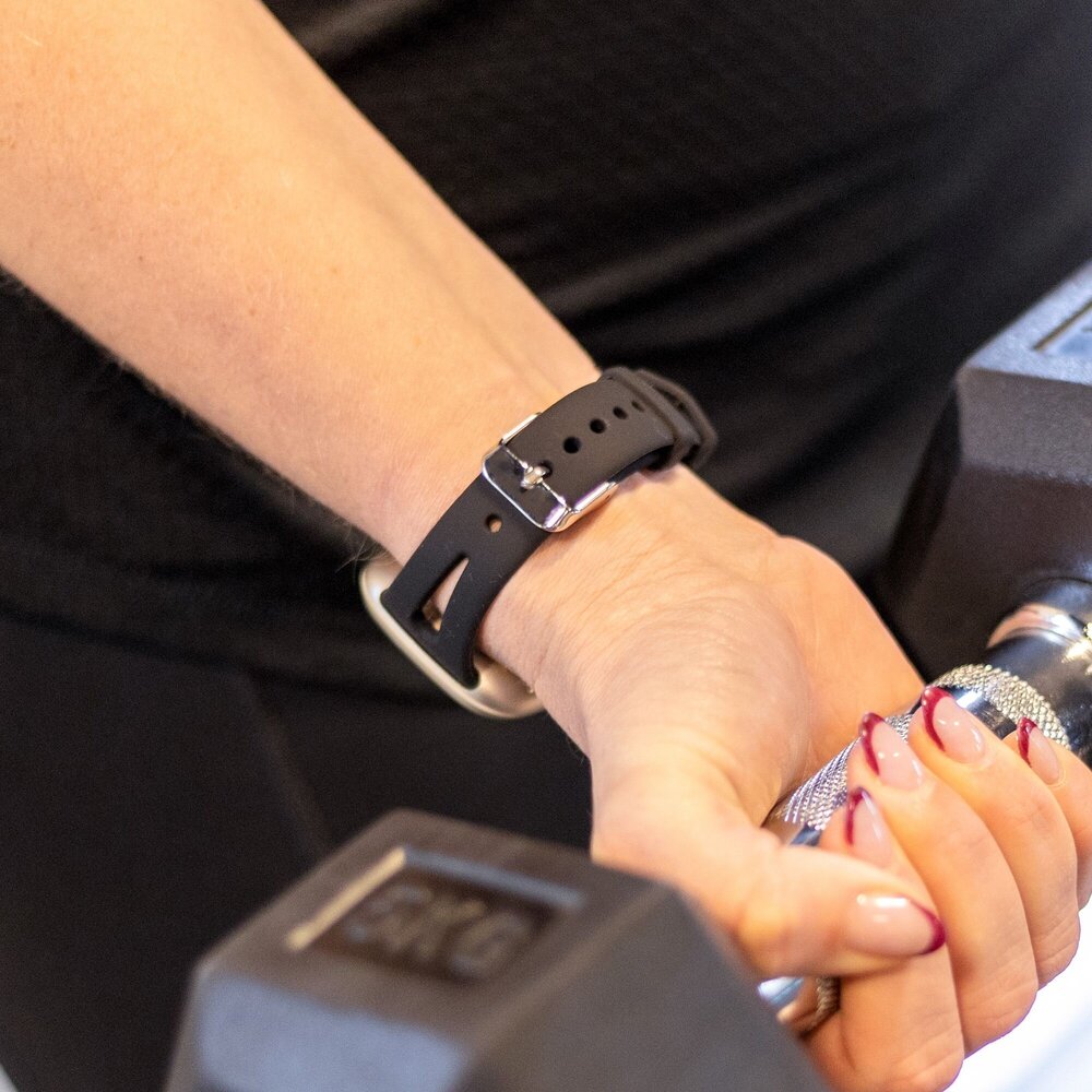 Strap-it Strap-it Bracelet silicone de luxe Fitbit Versa 4 (noir)