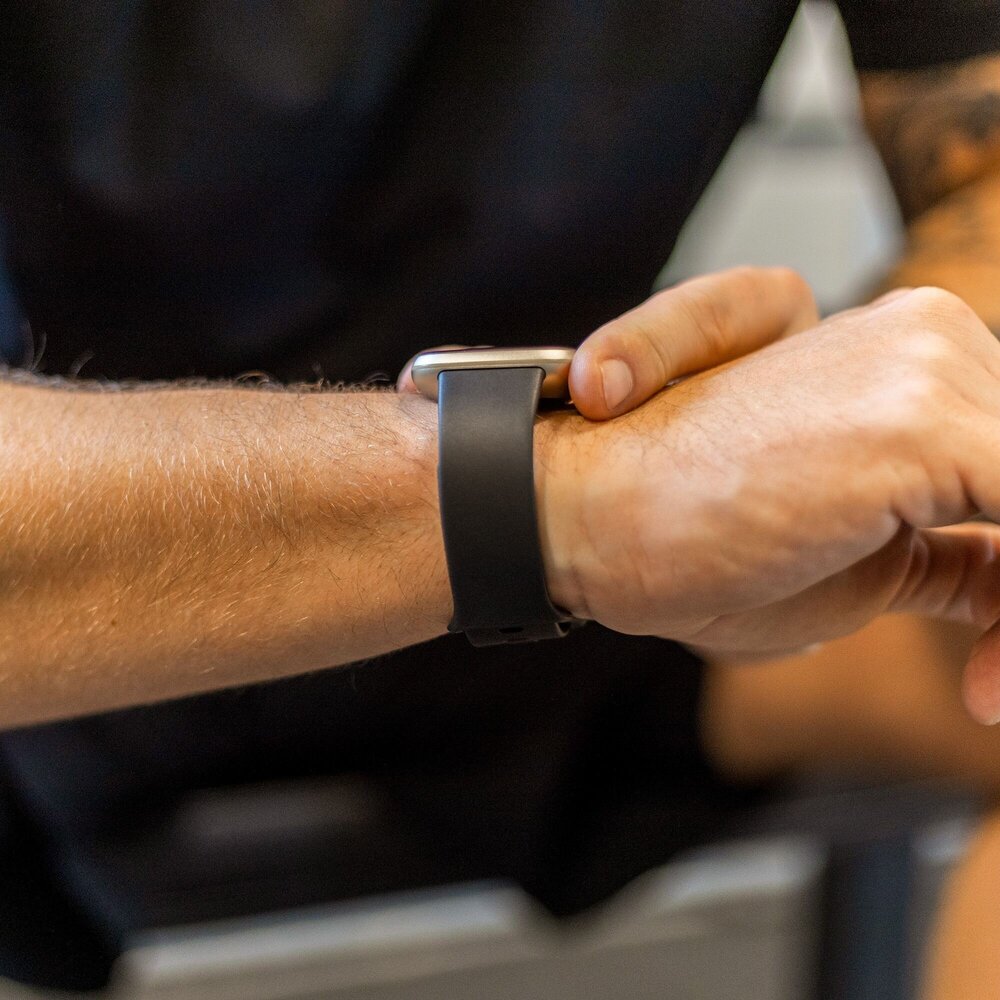 Strap-it Strap-it Bracelet silicone classique Fitbit Versa 3 (noir)