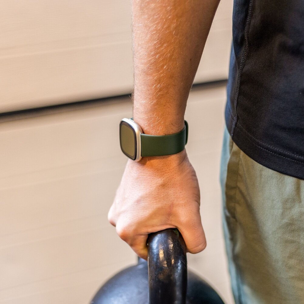 Strap-it Strap-it Bracelet silicone classique Fitbit Sense 2 (vert foncé)