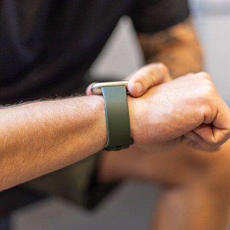 Strap-it Strap-it Bracelet silicone classique Fitbit Versa 4 (vert foncé)