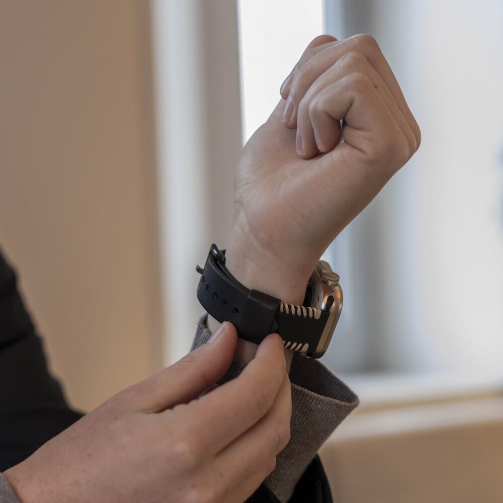 Strap-it Strap-it Bracelet en cuir cousu Apple Watch (noir)