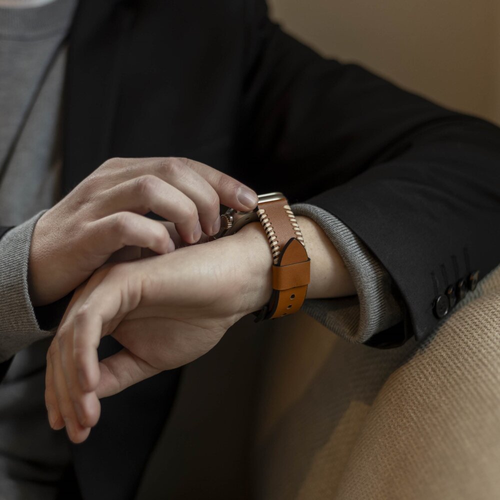 Strap-it Strap-it Bracelet en cuir cousu Apple Watch (brun) Strap-it Strap-it Bracelet en cuir cousu Apple Watch (brun)