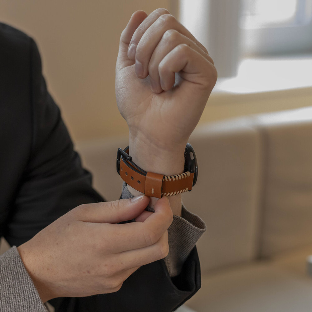 Strap-it Strap-it Bracelet en cuir cousu Amazfit Active 2 (brun)