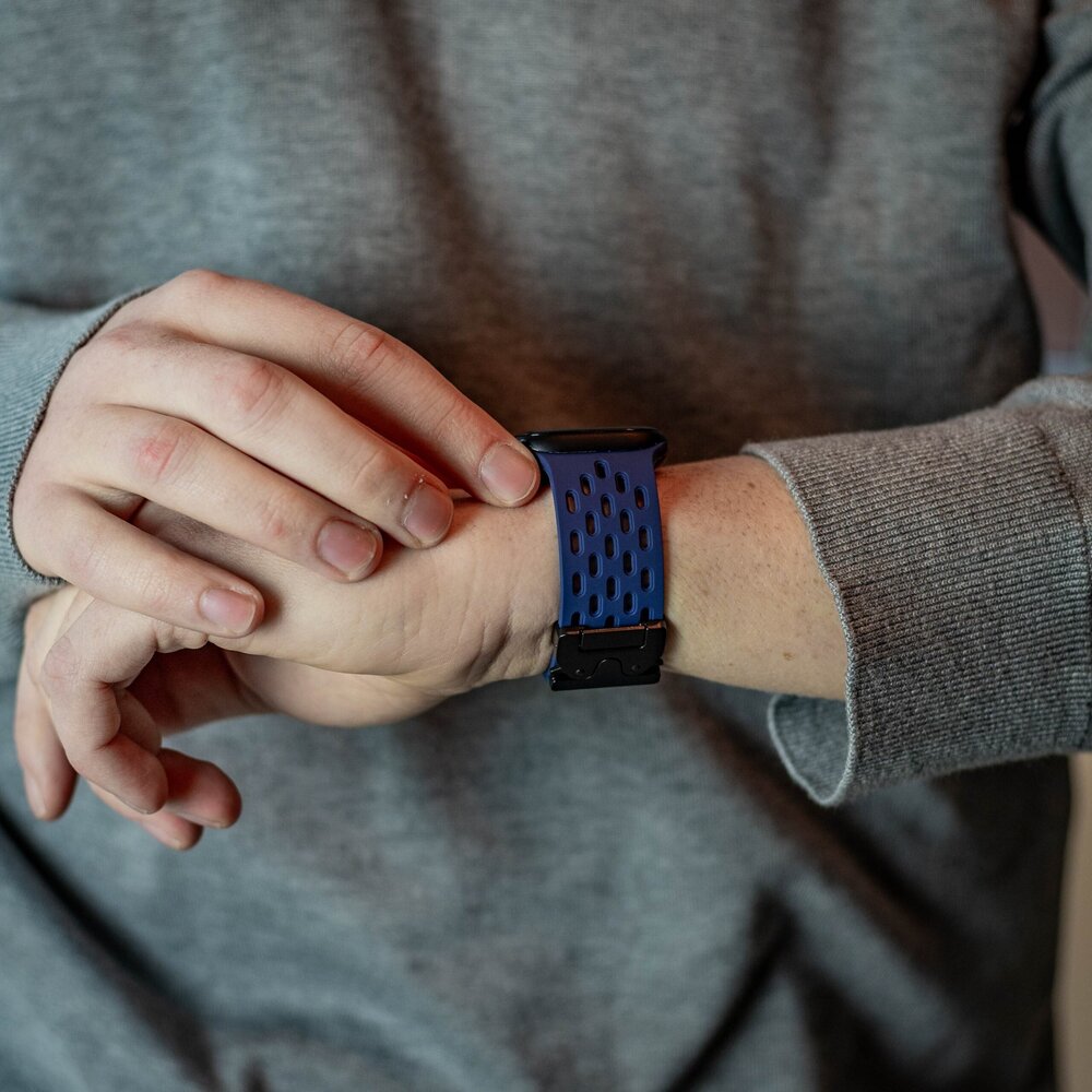 Strap-it Strap-it Bracelet silicone air avec P-buckle pour Apple Watch (bleu foncé)