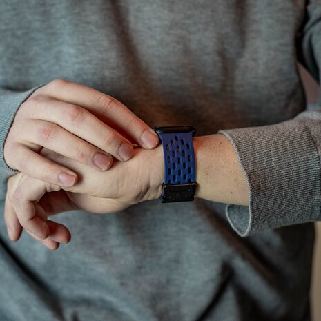 Strap-it Strap-it Bracelet silicone air avec P-buckle pour Apple Watch (bleu foncé)