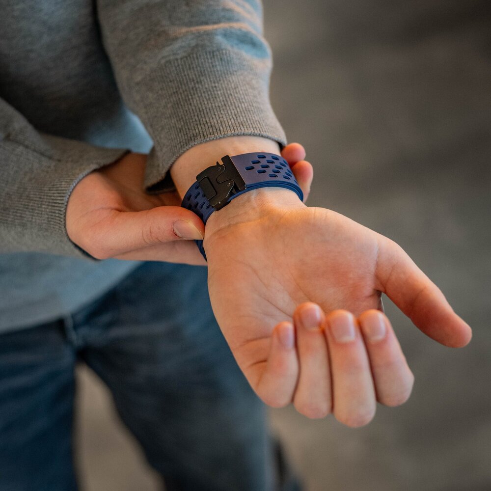 Strap-it Strap-it Bracelet silicone air avec P-buckle pour Apple Watch (bleu foncé)