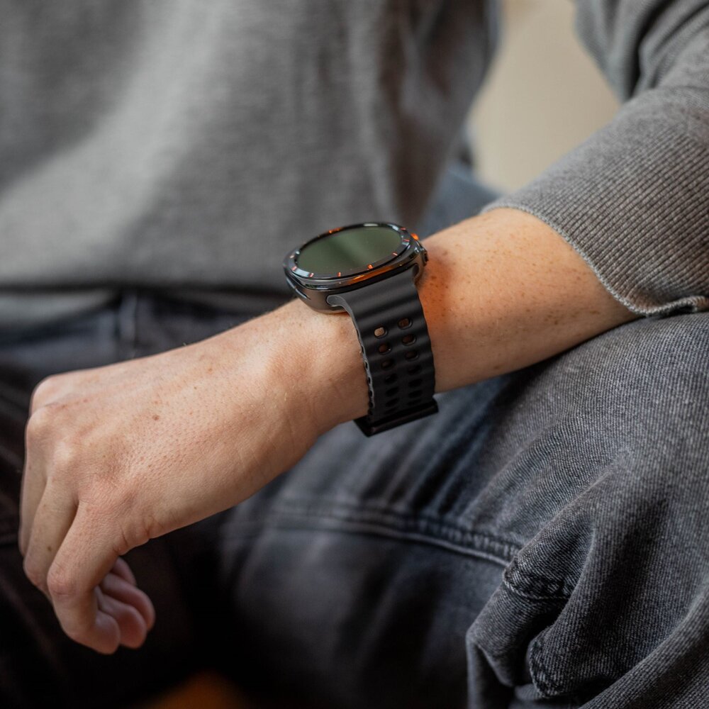 Strap-it Strap-it Bracelet silicone Wave Samsung Galaxy Watch Ultra (gris/noir)