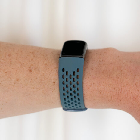 Strap-it Strap-it Bracelet silicone avec trous Fitbit Charge 6 (blue-gris)