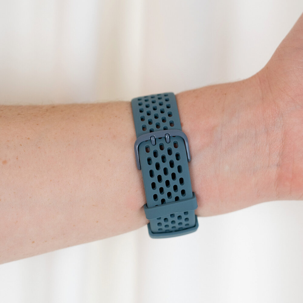 Strap-it Strap-it Bracelet silicone avec trous Fitbit Charge 6 (blue-gris)