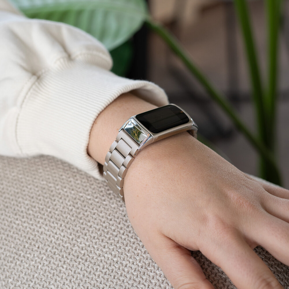 Strap-it Strap-it Bracelet acier Fitbit Charge 6 (lumière stellaire)