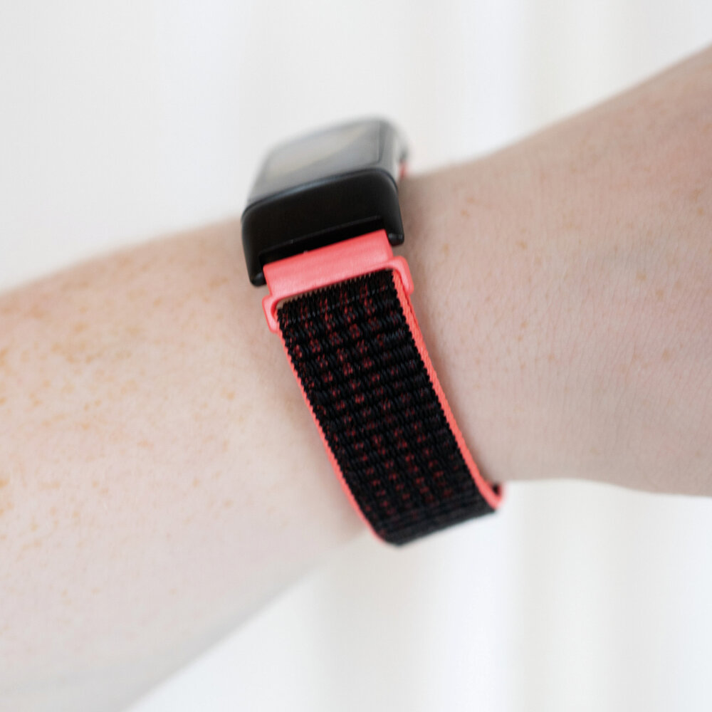 Strap-it Strap-it Bracelet nylon Fitbit Charge 6 (corail/noir)