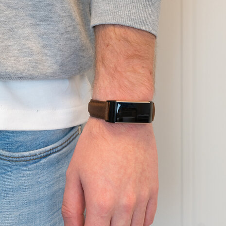 Bandz Bandz Bracelet cuir véritable Fitbit Charge 4 (brun foncé)