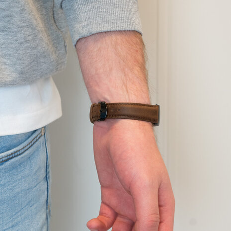 Bandz Bandz Bracelet cuir véritable Fitbit Charge 4 (brun foncé)