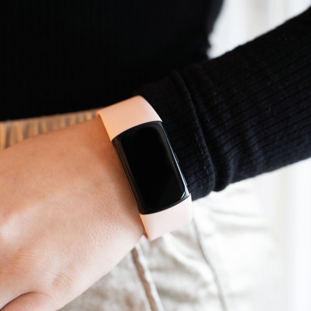 Strap-it Strap-it Bracelet silicone Fitbit Charge 6 (rose clair)