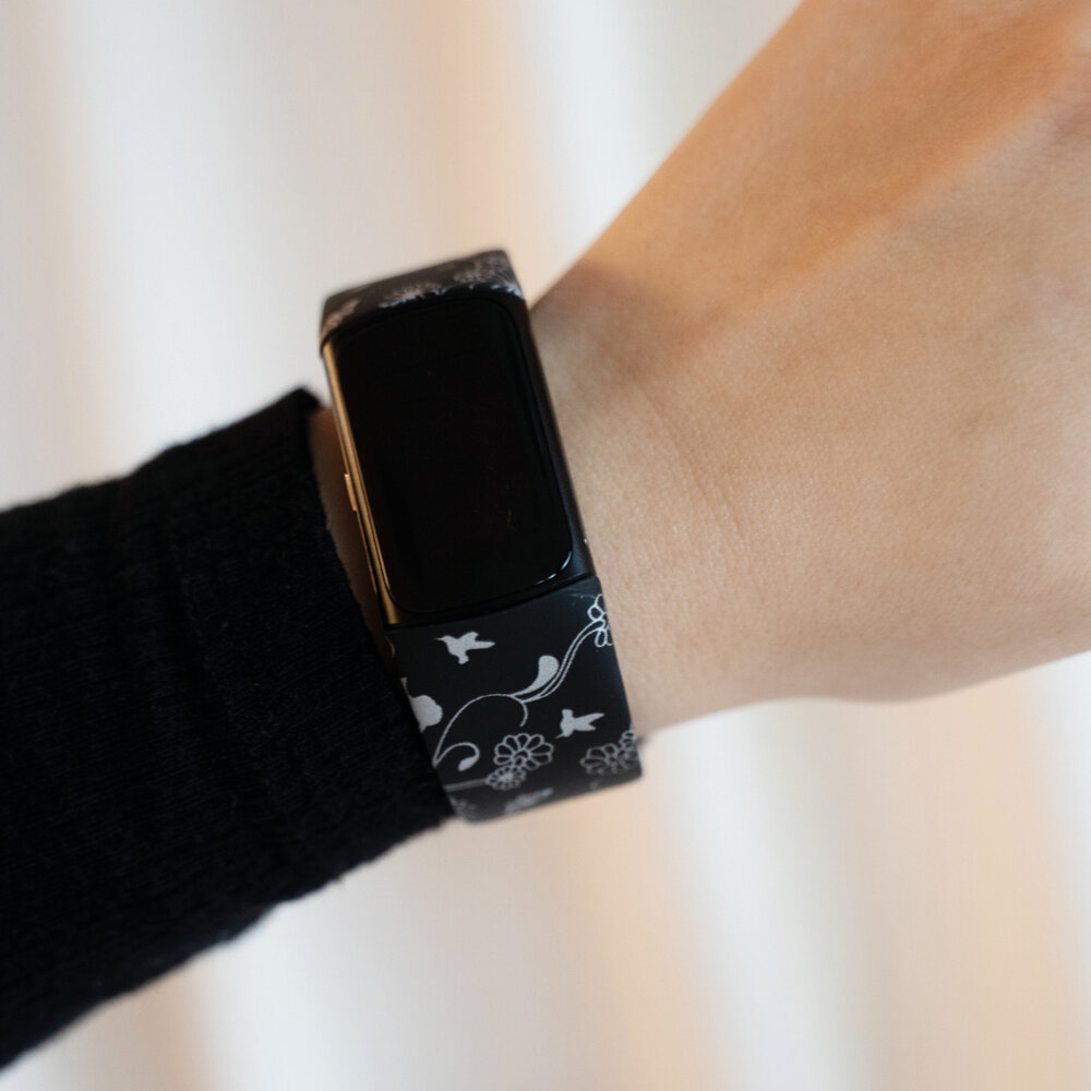 Strap-it Strap-it Bracelet Black Floral Fitbit Charge 5