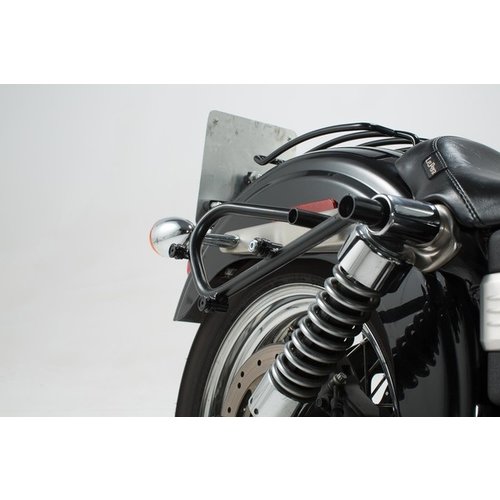 SW-Motech SLC Support Latéral Droit Harley-Davidson FXDB 1584/FXDL 1584/FXDWG 1450/FXDLI 1450 EFI/FXDWG2 1450/FXDWGI 1450 EFI | Le Noir
