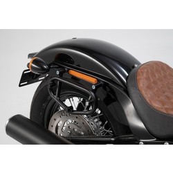 Portaequipajes Lateral Izquierdo SLC Harley-Davidson FXBB 1750/FXLRS 1868/FXST 1750 | Negro