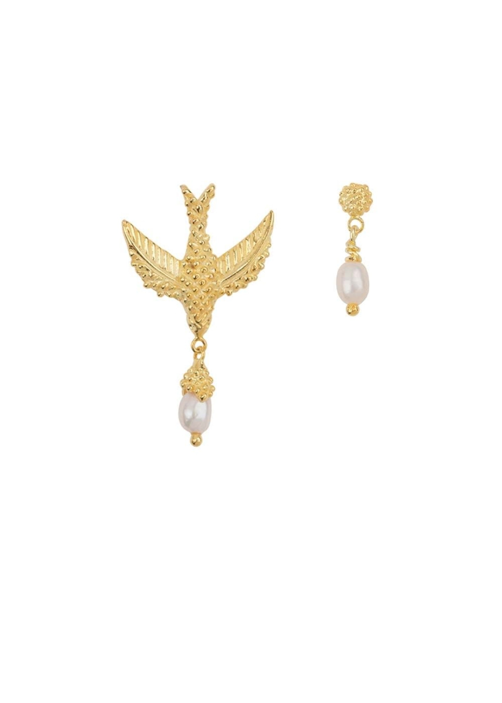 Betty Bogaers Betty Bogaers - Bird Pearl Earring - Gold plated - E906a