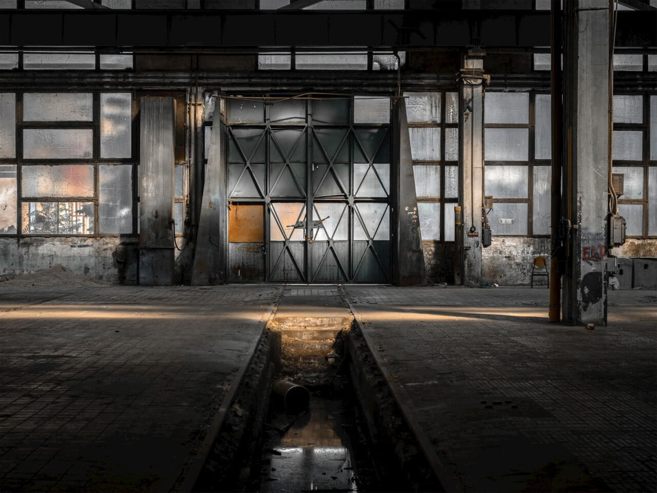 Schilderij Inrichting van een verlaten industriegebouw | 120 x 90 cm glasschilderij Schilderij Inrichting van een verlaten industriegebouw | 120 x 90 cm glasschilderij