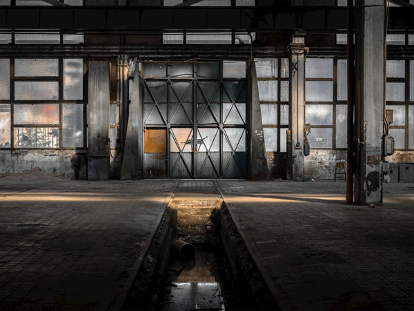 Schilderij Inrichting van een verlaten industriegebouw | 120 x 90 cm glasschilderij Schilderij Inrichting van een verlaten industriegebouw | 120 x 90 cm glasschilderij