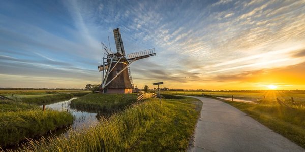 gemakkelijk onderschrift Hinder Houten windmolen bij zonsondergang • 60 x 30 cm • Glazenschilderijen.nl